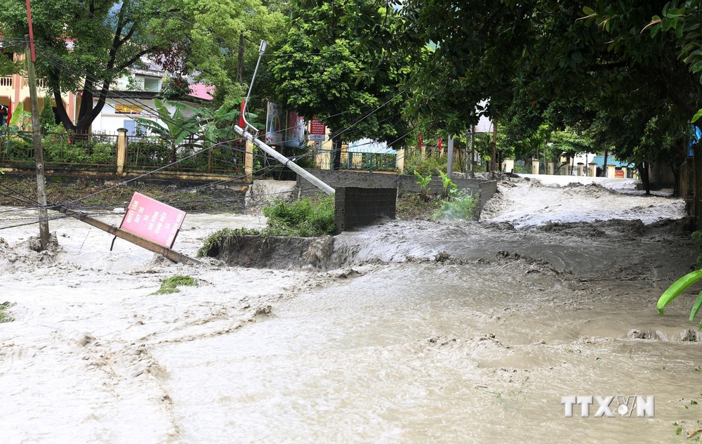 Đường vào khu vực UBND xã Tả Phời cũng ngập sâu trong nước, giao thông bị chia cắt hoàn toàn. Ảnh: Quốc Khánh - TTXVN