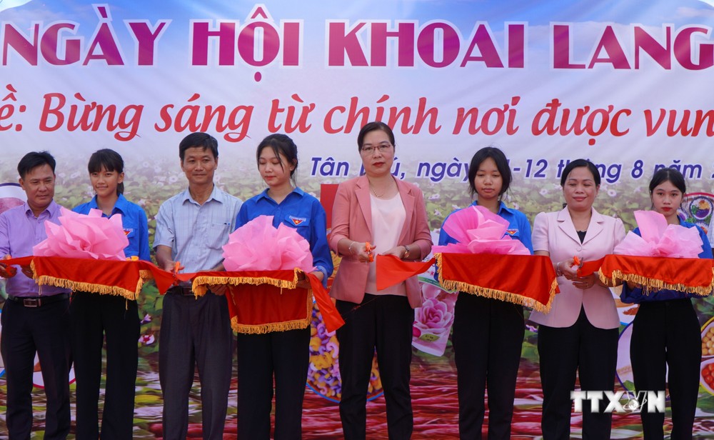 Các đại biểu thực hiện nghi thức khai mạc Ngày hội khoai lang tại huyện Châu Thành (Đồng Tháp). Ảnh: Nhựt An - TTXVN