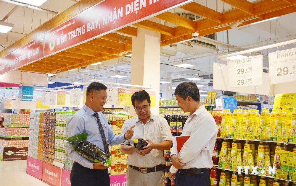 Đại biểu tham quan Điểm trưng bày, nhận diện hàng Việt Nam đặt tại Siêu thị Coopmart Buôn Ma Thuột (Đắk Lắk). Ảnh: Hoài Thu – TTXVN