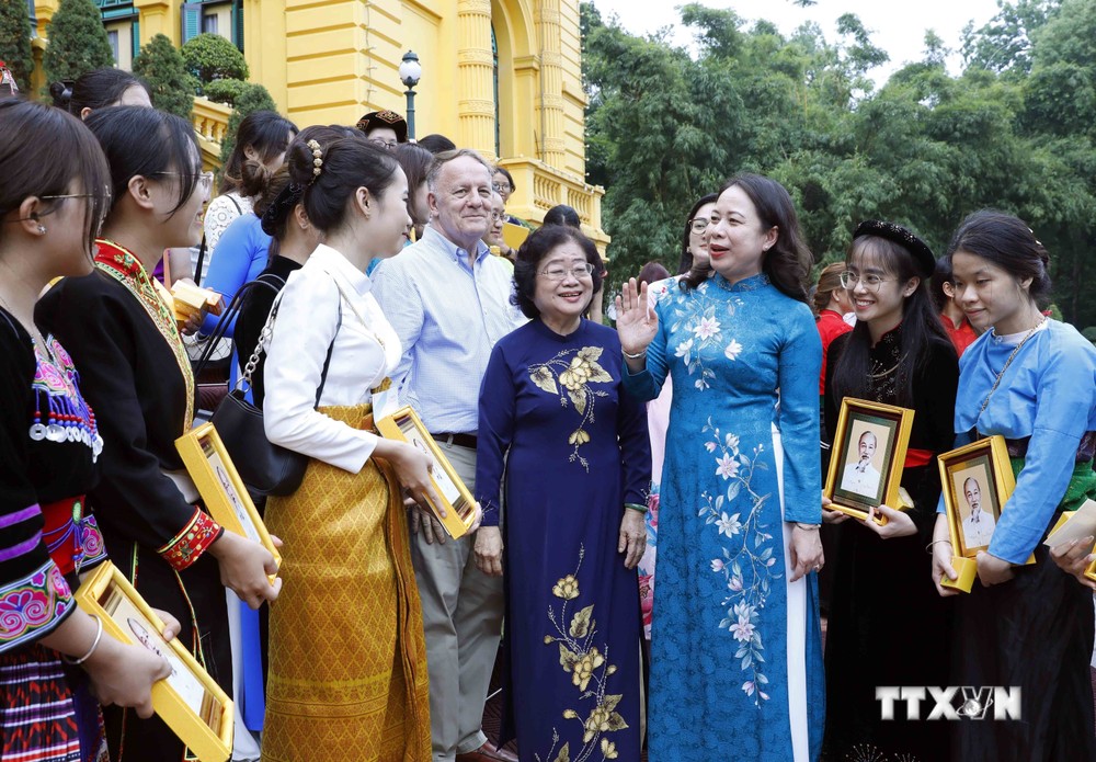 Phó Chủ tịch nước Võ Thị Ánh Xuân với các đại biểu. Ảnh: An Đăng - TTXVN