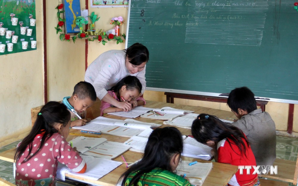 Giờ học của học sinh ghép lớp 2 và 3 tại điểm trường Séo Trung Hồ Mông, xã Bản Hồ (Sa Pa). Ảnh tư liệu: Quốc Khánh/TTXVN