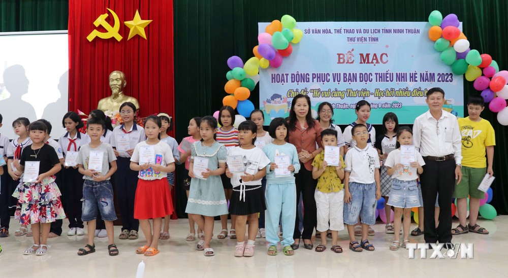 Trao giải cho các em tham gia các cuộc thi được Thư viện tỉnh Ninh Thuận tổ chức. Ảnh: Công Thử - TTXVN