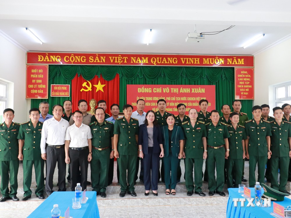 Phó Chủ tịch nước Võ Thị Ánh Xuân chụp ảnh lưu niệm cùng lãnh đạo tỉnh Bình Phước, lãnh đạo Bộ đội Biên phòng, các sở, ngành, chính quyền địa phương. Ảnh: K GỬIH-TTXVN