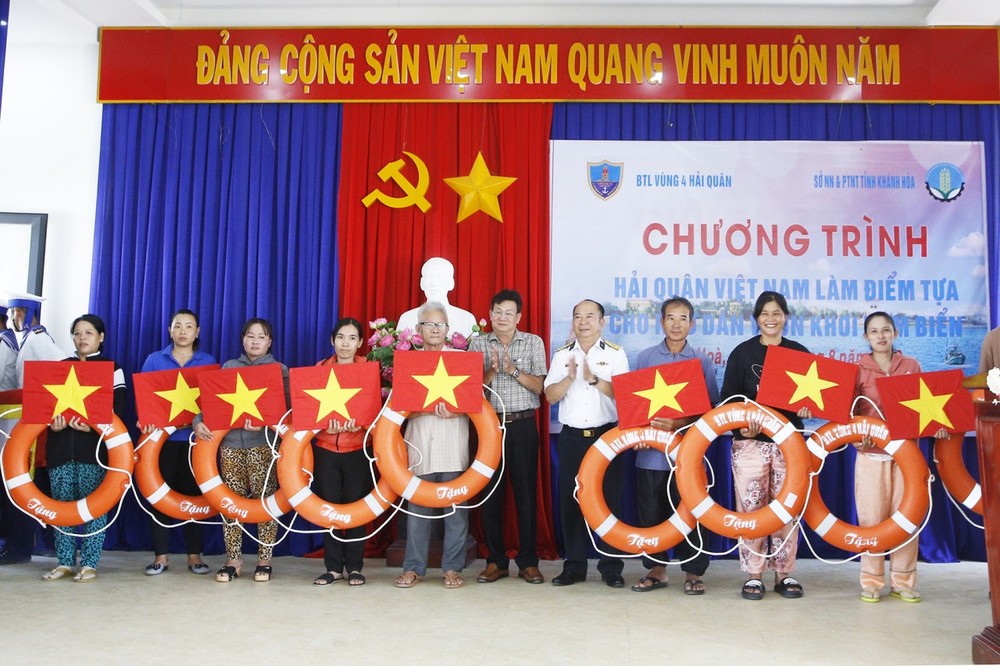 Vùng 4 Hải quân tặng quà, khám, cấp thuốc cho ngư dân tỉnh Khánh Hòa
