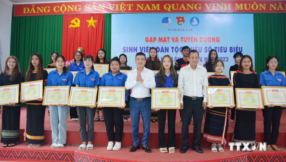 Tuyên dương sinh viên dân tộc thiểu số tỉnh Đắk Lắk có thành tích học tập giỏi, xuất sắc. Ảnh: Hoài Thu – TTXVN