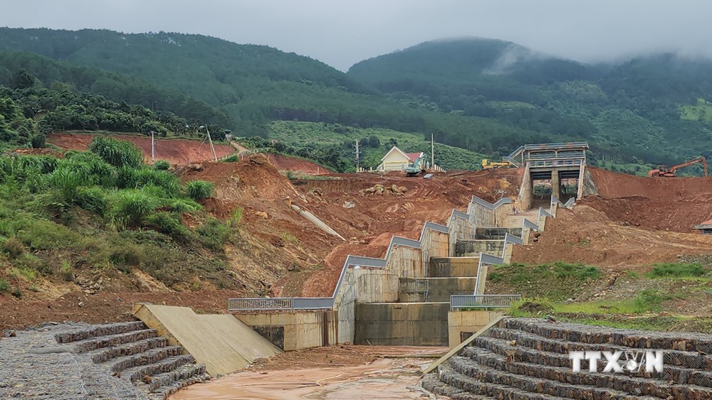 Tình trạng sạt trượt đất gây ảnh hưởng đến cụm công trình đầu mối của dự án hồ chứa nước Đông Thanh (huyện Lâm Hà, tỉnh Lâm Đồng) khiến nhiều hạng mục bị nghiêng, nứt, dịch chuyển, đẩy nổi… so với ban đầu. Ảnh: TTXVN phát