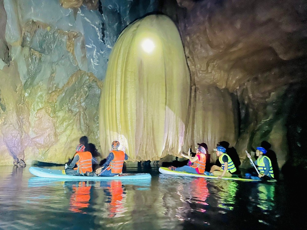 Quảng Bình: Phát hiện hang động mới nguyên sơ giữa rừng Trường Sơn