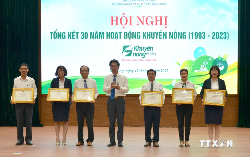 Lãnh đạo UBND thành phố Đà Nẵng trao Bằng khen cho các tập thể, cá nhân có thành tích xuất sắc trong công tác khuyến nông. Ảnh: Quốc Dũng - TTXVN