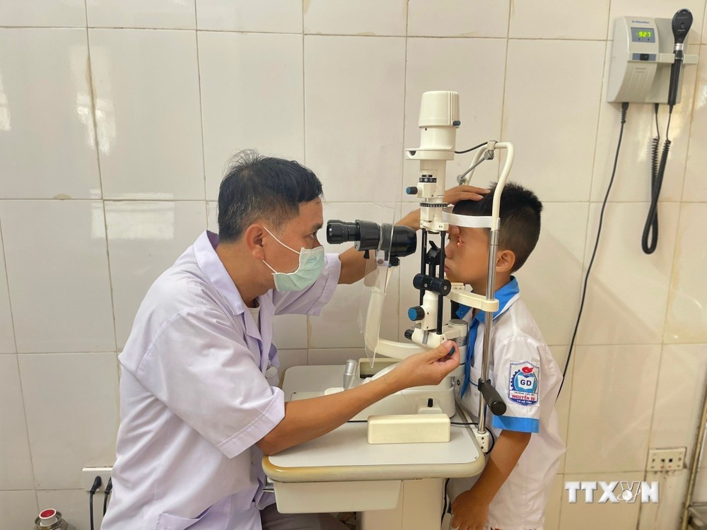 Bệnh nhân đến thăm khám bệnh đau mắt đỏ tại Bệnh viện Đa khoa Hà Tĩnh. Ảnh: TTXVN phát