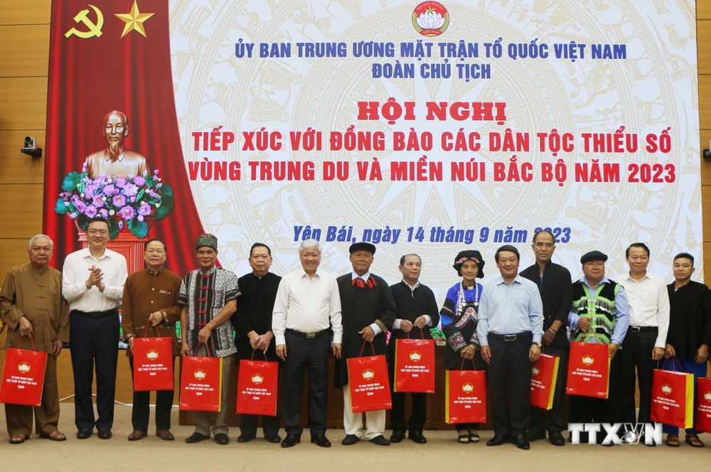 Ủy ban Trung ương MTTQ Việt Nam và Tỉnh ủy Yên Bái tặng quà người dân tộc thiểu số có uy tín, tiêu biểu tham dự tại Hội nghị. Ảnh: Tuấn Anh - TTXVN