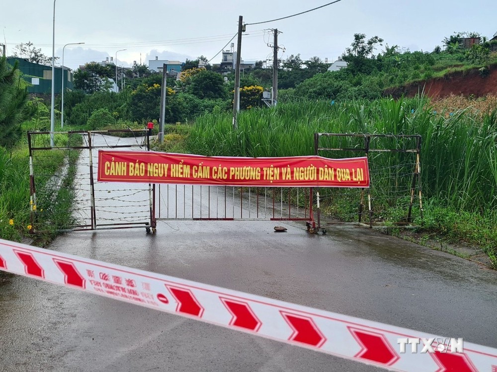 Tiếp tục phong tỏa các tuyến đường bị sạt lở dẫn vào khu dân cư tại Bảo Lộc