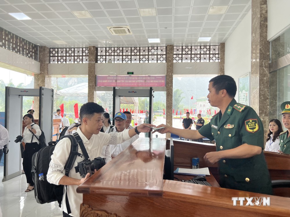 Du khách Việt Nam làm thủ tục xuất cảnh sang tham quan Khu cảnh quan phía Trung Quốc. Ảnh: Chu Hiệu-TTXVN