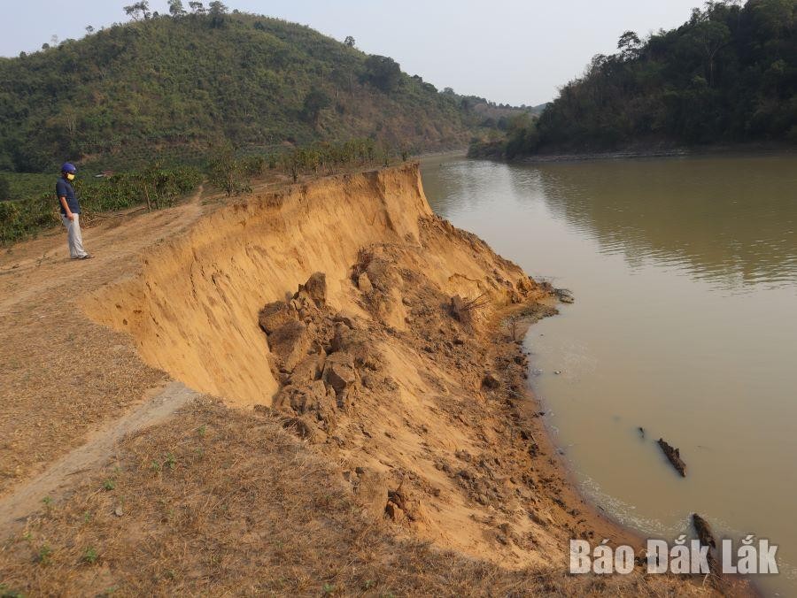 Đắk Lắk dừng khai thác cát trên các đoạn sông Krông Ana bị sạt lở