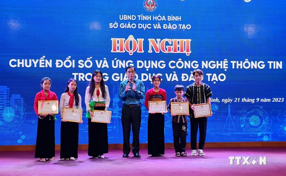 Phó Giám đốc Sở Giáo dục và Đào tạo tỉnh Hòa Bình Nguyễn Đức Lương tặng Giấy khen cho 6 học sinh có sản phẩm đoạt giải tại các kỳ thi. Ảnh: Vũ Hà- TTXVN