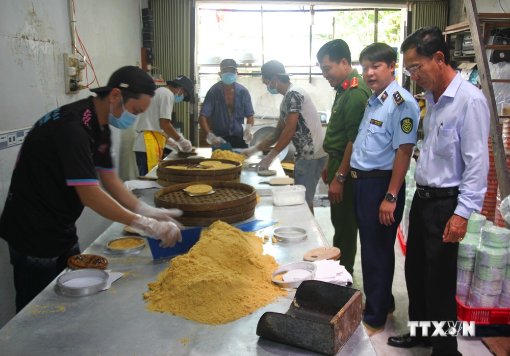 Đoàn kiểm tra liên ngành kiểm tra quy trình sản xuất bánh tại một cơ sở trên địa bàn Thành phố Bạc Liêu (tỉnh Bạc Liêu). Ảnh: Chanh Đa-TTXVN