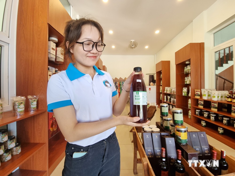 Các sản phẩm OCOP, sản phẩm đặc thù của Ninh Thuận được trưng bày, bán tại Khu du lịch Hang Rái, Vườn quốc gia Núi Chúa (xã Vĩnh Hải, huyện Ninh Hải). Ảnh: Nguyễn Thành – TTXVN