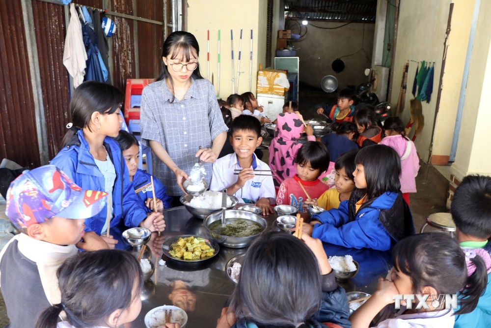 Bữa cơm yêu thương, giúp học sinh đến trường ở Kon Plông