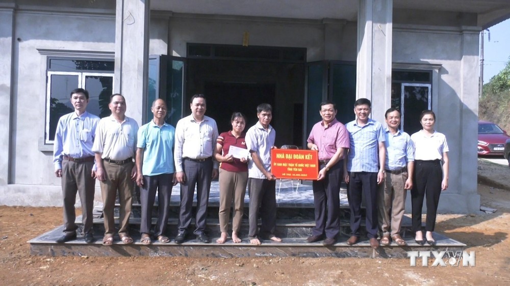 Lãnh đạo MTTQ Việt Nam tỉnh Yên Bái hỗ trợ hộ nghèo xây dựng nhà đại đoàn kết tại huyện Yên Bình. Ảnh: TTXVN phát