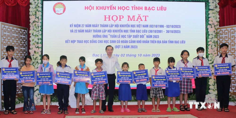 Phó Chủ tịch UBND tỉnh Bạc Liêu Phan Thanh Duy trao học bổng đợt 3 năm 2023 cho học sinh có hoàn cảnh khó khăn. Ảnh: Tuấn Kiệt – TTXVN