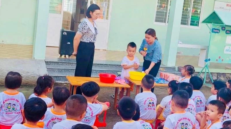 Một trường mầm non ở huyện Phú Tân hướng dẫn trẻ cách vệ sinh phòng trị bệnh mắt đỏ. Ảnh: nhandan.vn