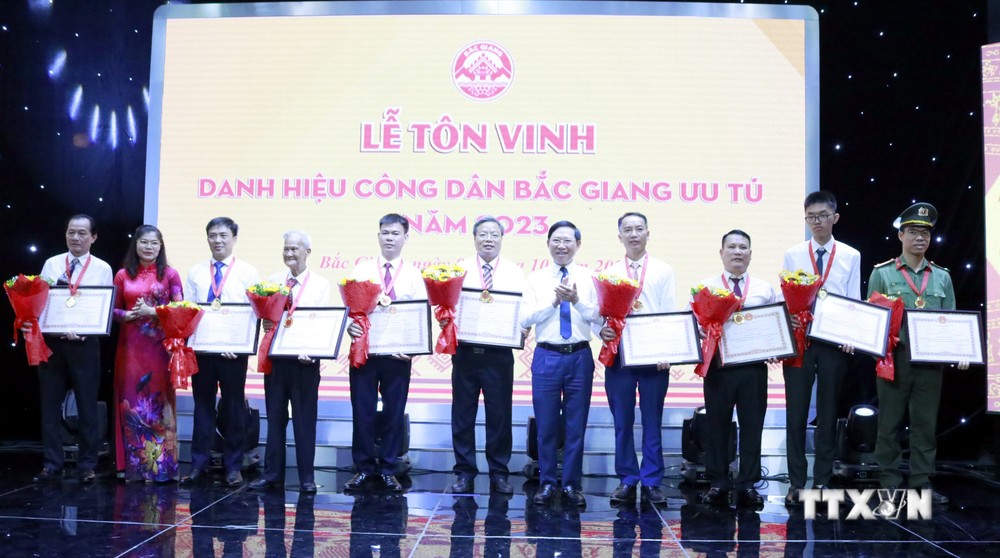 Trao danh hiệu Công dân Bắc Giang ưu tú năm 2023 cho các cá nhân. Ảnh: Đồng Thúy-TTXVN