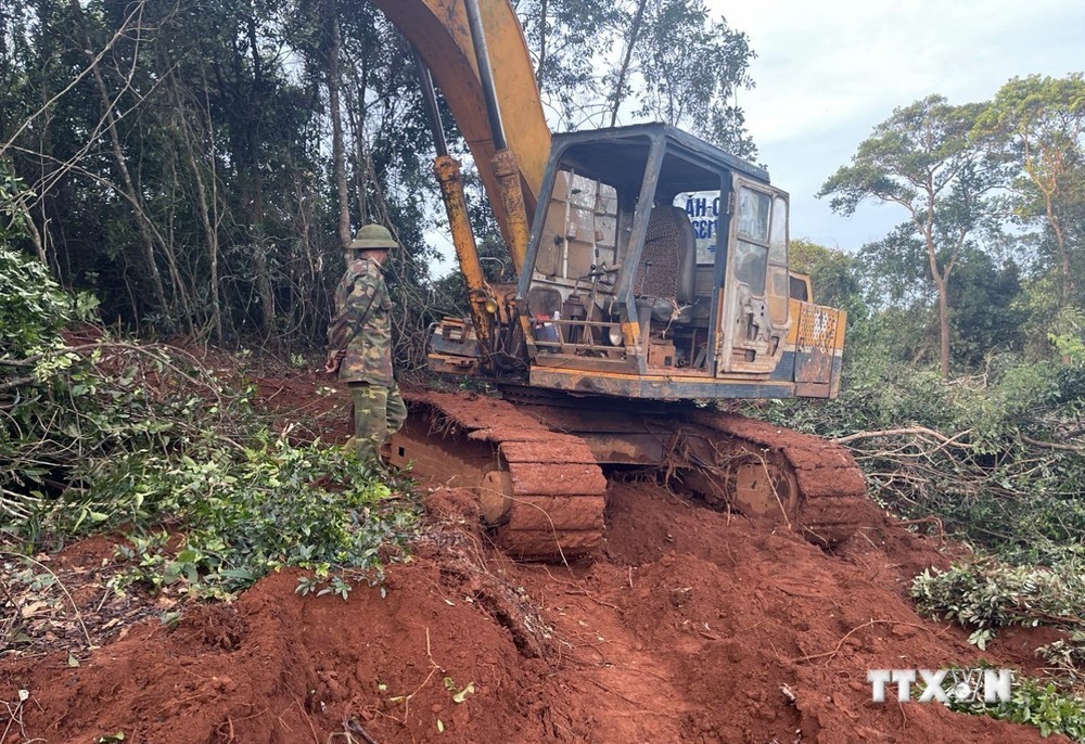 Đắk Nông: Bắt quả tang đối tượng dùng máy múc phá rừng