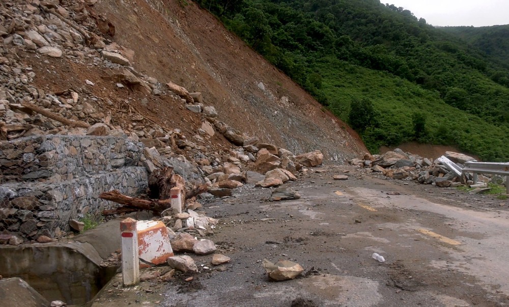Quảng Bình: Nguy cơ sạt lở núi đe dọa cuộc sống của 40 hộ dân