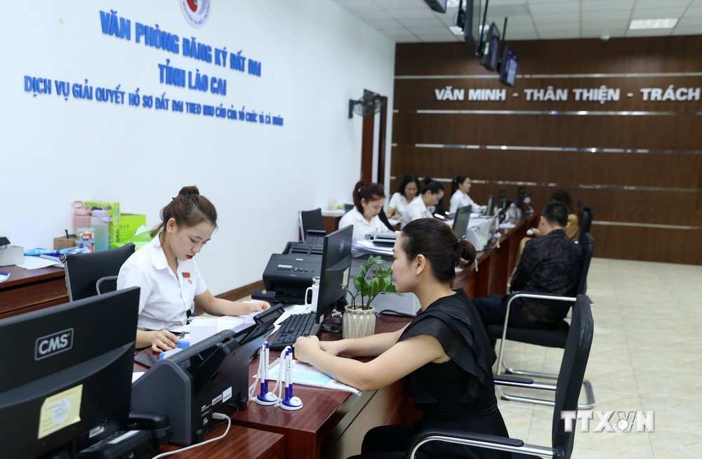 Người dân, doanh nghiệp đến bộ phận một cửa Trung tâm dịch vụ hành chính công tỉnh Lào Cai giải quyết thủ tục hành chính. Ảnh: Quốc Khánh - TTXVN
