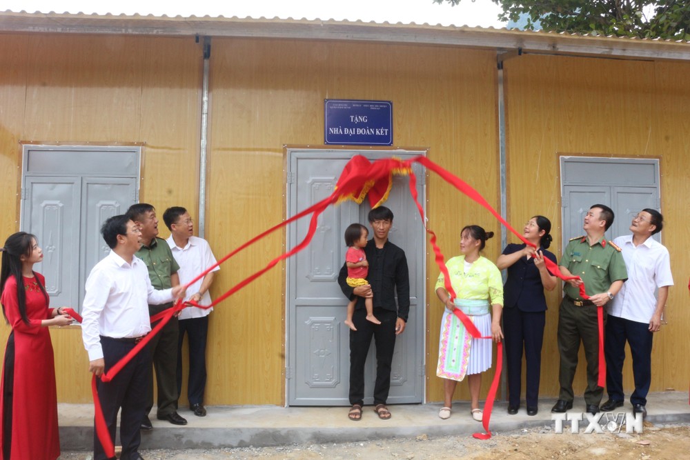 Bàn giao nhà mẫu cho 3 hộ dân tại thôn Đồng Lương, xã Quảng Chu, huyện Chợ Mới. Ảnh: TTXVN phát