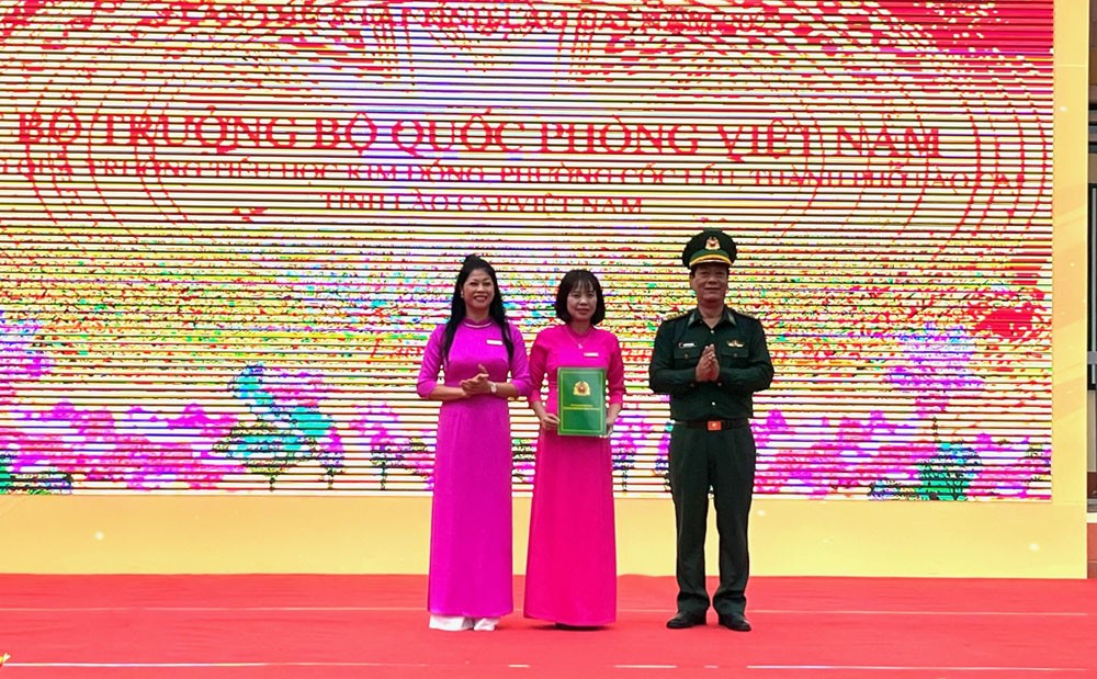 Bộ Chỉ huy Bộ đội Biên phòng tỉnh Lào Cai tổ chức trao tặng một màn hình LED ngoài trời trị giá trên 300 triệu đồng cùng 30 bộ máy tính cho Trường Tiểu học Kim Đồng, thành phố Lào Cai. Ảnh: baolaocai.vn