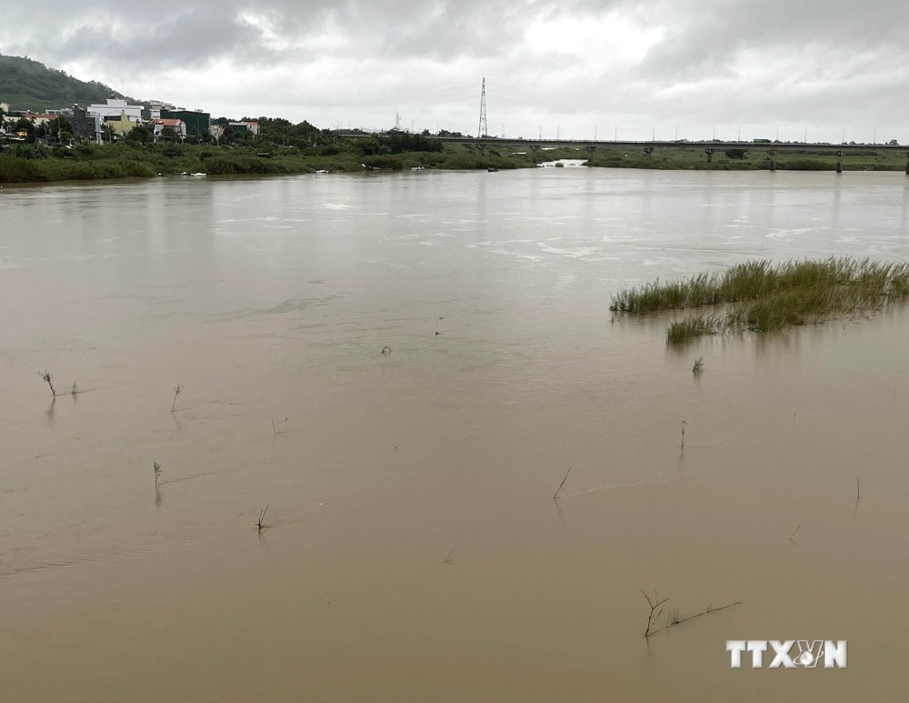 Mưa lớn do ảnh hưởng của vùng áp thấp khiến nước sông Trà Khúc qua địa bàn thành phố Quảng Ngãi (tỉnh Quảng Ngãi) đang dâng cao. Ảnh: Phạm Cường-TTXVN