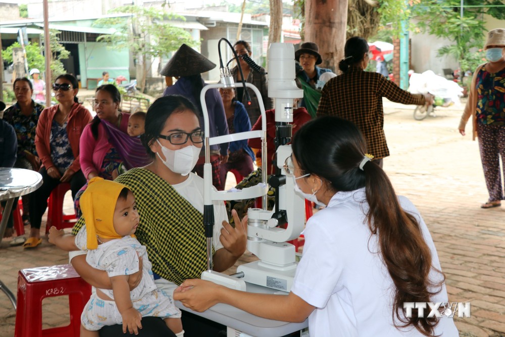 Khám, điều trị các bệnh về mắt cho đồng bào dân tộc thiểu số ở Kon Tum