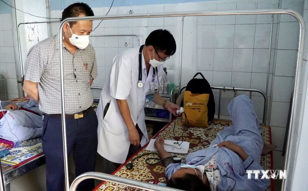 Thăm khám, điều trị các bệnh nhân mắc sốt xuất huyết tại tỉnh Quảng Bình. Ảnh: Nguyễn Hoàng - TTXVN phát