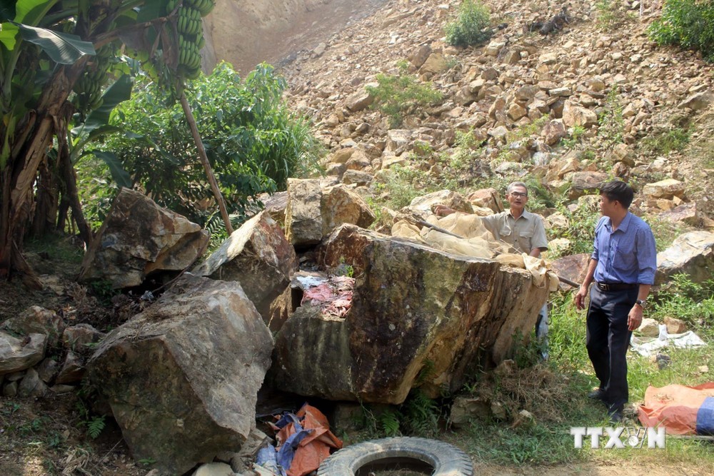 Đất, đá tảng trên núi sạt trượt xuống khu vực chân núi làm hư hỏng nhiều tài sản của người dân. Ảnh: Nguyễn Nam-TTXVN