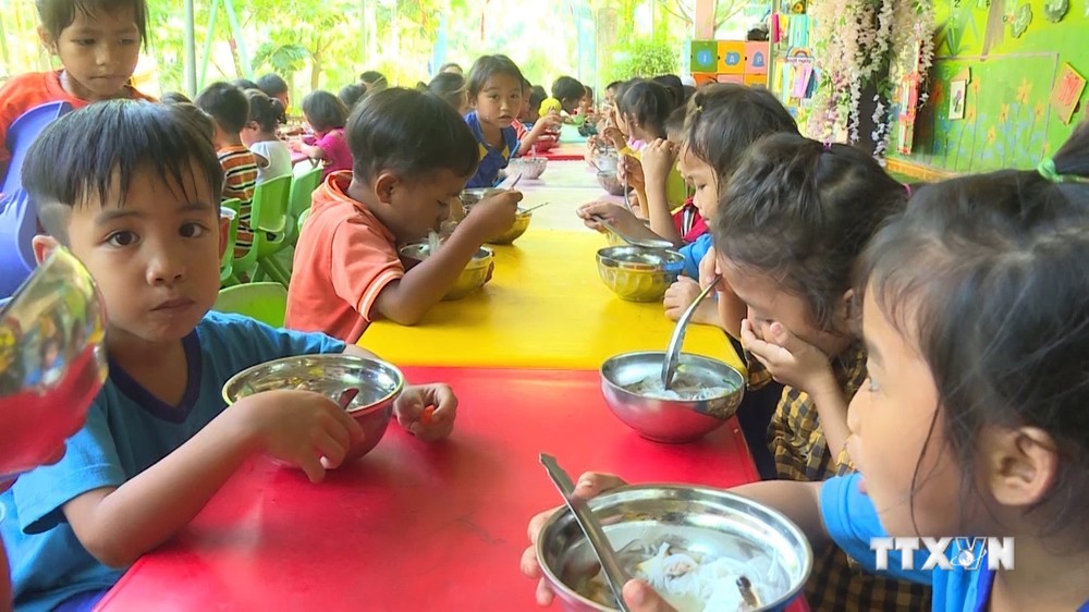 Bữa ăn bán trú của học sinh Trường Mầm non Trà Thanh, huyện Trà Bồng, tỉnh Quảng Ngãi. Ảnh: Đinh Hương - TTXVN