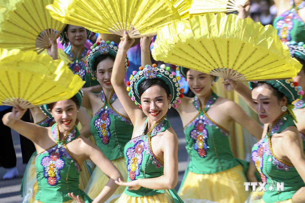 Carnaval Festival Thu Hà Nội 2023 với quy mô 1.500 người đến từ các đơn vị của thành phố, học sinh, sinh viên, các câu lạc bộ, đoàn nghệ thuật, nghệ nhân... diễn ra sôi động, rực rỡ sắc màu tại phố đi bộ Hồ Hoàn Kiếm. Ảnh: TTXVN