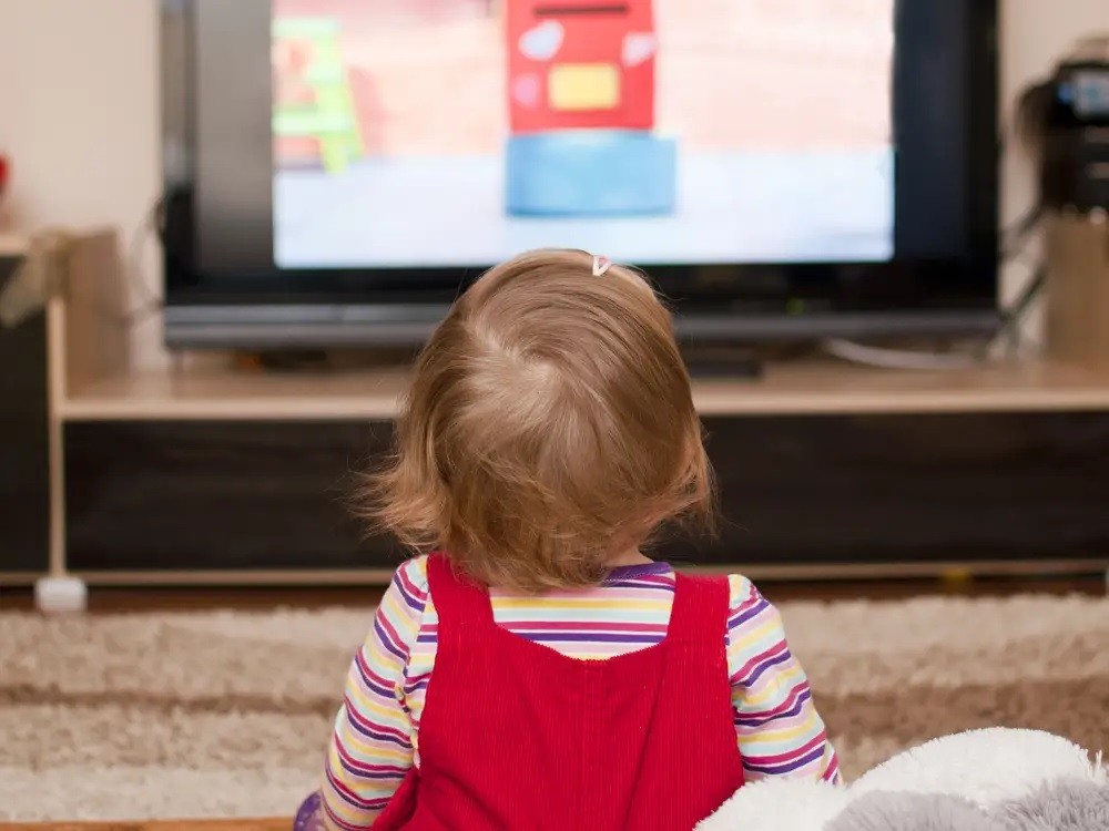 Tiếp xúc với màn hình điện tử ngay từ 1 tuổi ảnh hưởng xấu tới sự phát triển của trẻ