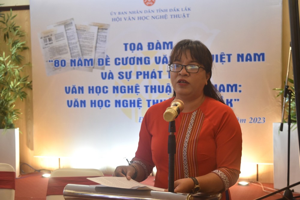 Nhà văn Niê Thanh Mai, Chủ tịch Hội Văn học nghệ thuật Đắk Lắk phát biểu tại buổi tọa đàm. Ảnh: Nguyên Dung - TTXVN