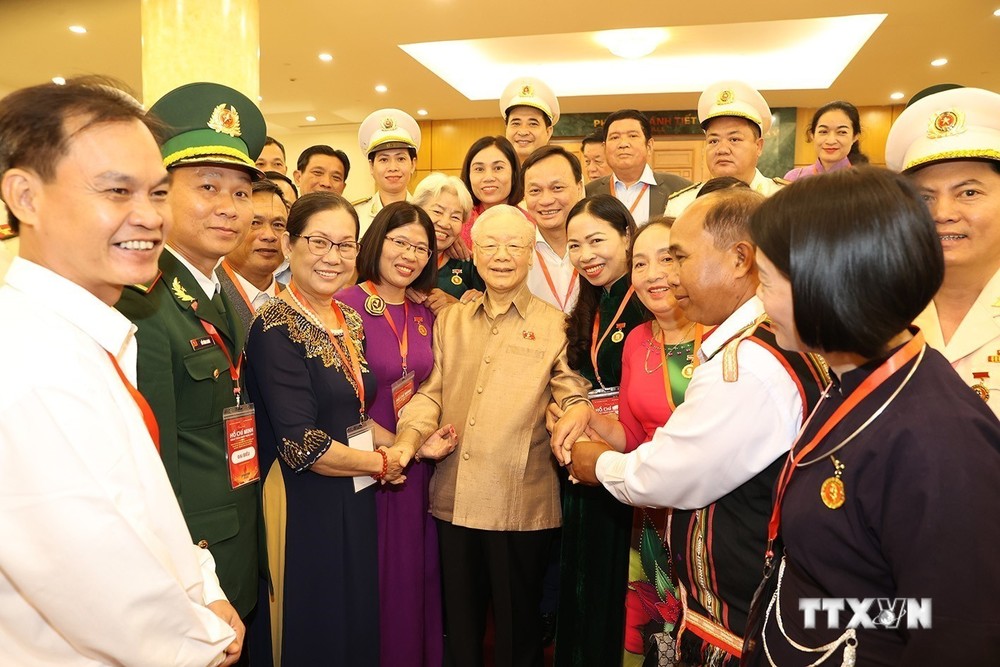 Tổng Bí thư Nguyễn Phú Trọng với đại biểu điển hình tiêu biểu toàn quốc. Ảnh: Trí Dũng –TTXVN