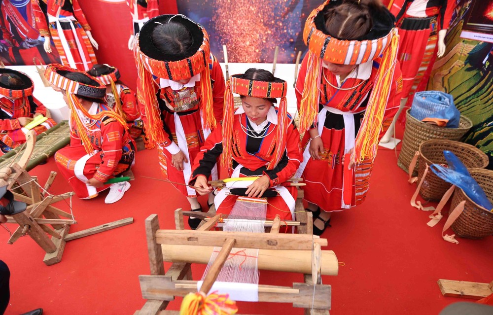Trình diễn dệt vải truyền thống của đồng bào dân tộc Pà Thẻn, tỉnh Tuyên Quang. Ảnh: Quý Trung – TTXVN