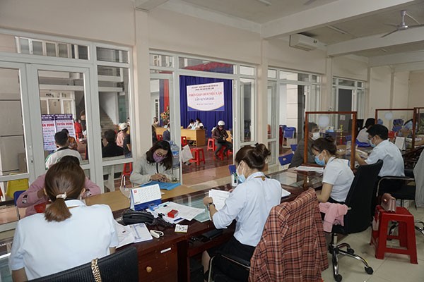 Lao động nông thôn tỉnh Đắk Lắk đăng ký đi XKLĐ tại Trung tâm DVVL tỉnh. Ảnh: tapchilaodong.vn