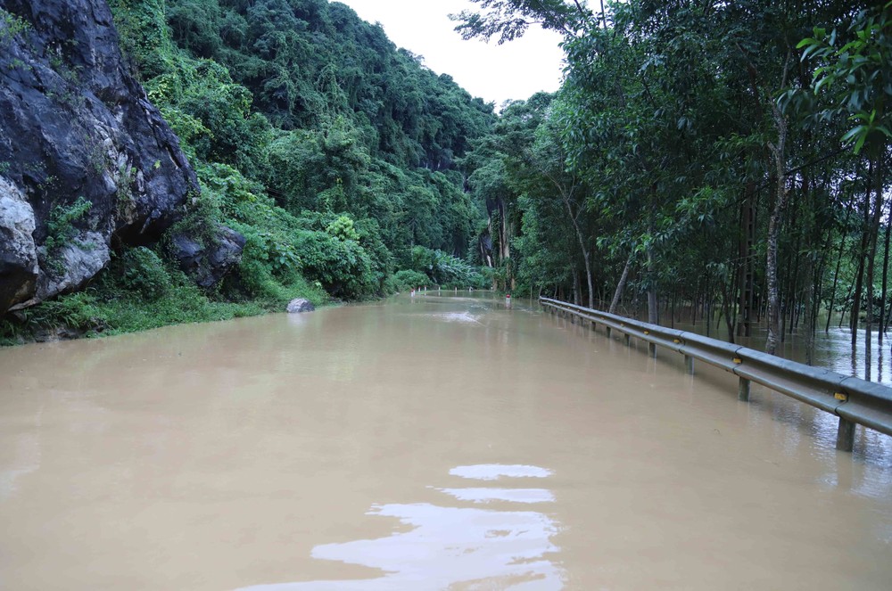 Một điểm trên Quốc lộ 48 nối với huyện miền núi Quế Phong ngập sâu do nước lũ dâng cao khiến giao thông bị tê liệt. Ảnh: Xuân Tiến - TTXVN