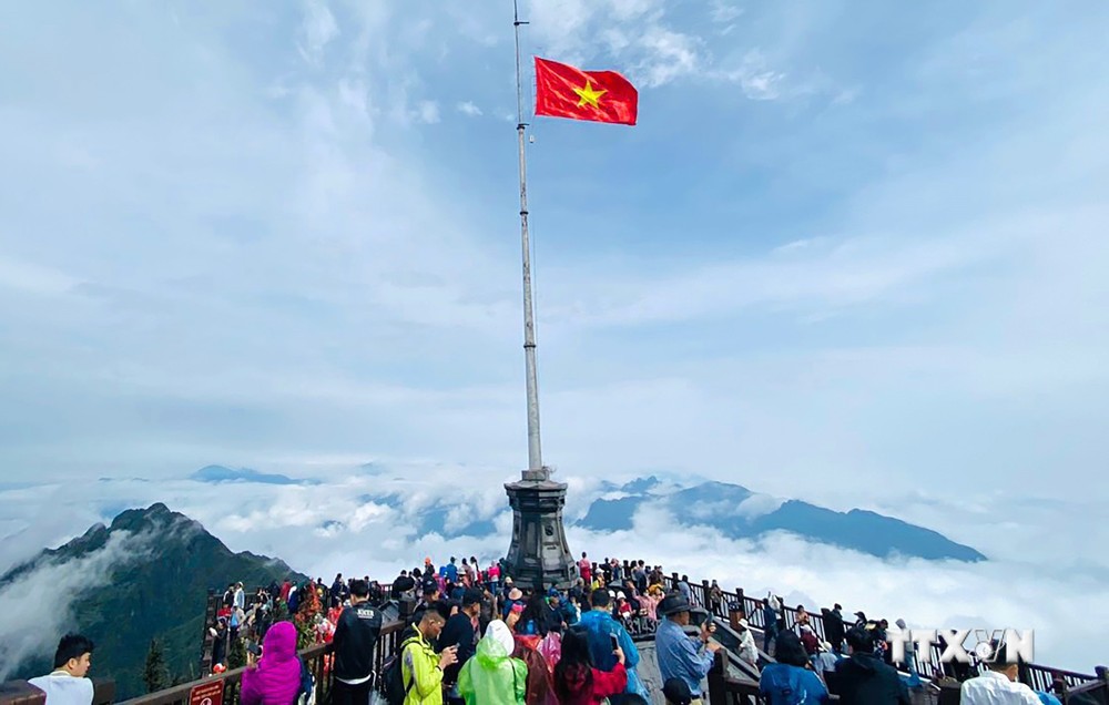 Du khách tham quan đỉnh Fansipan, nơi được mệnh danh là "nóc nhà Đông Dương" với độ cao 3.143m. Ảnh: Quốc Khánh - TTXVN