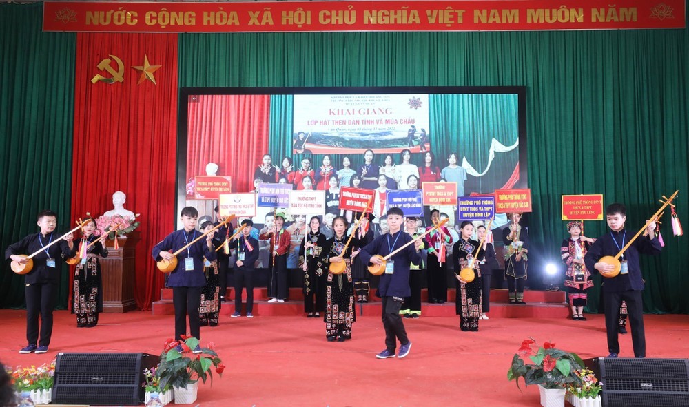 Đội dự thi của Trường Phổ thông DTNT THCS và THPT huyện Hữu Lũng ra mắt tại lễ Khai mạc. Ảnh: Anh Tuấn – TTXVN