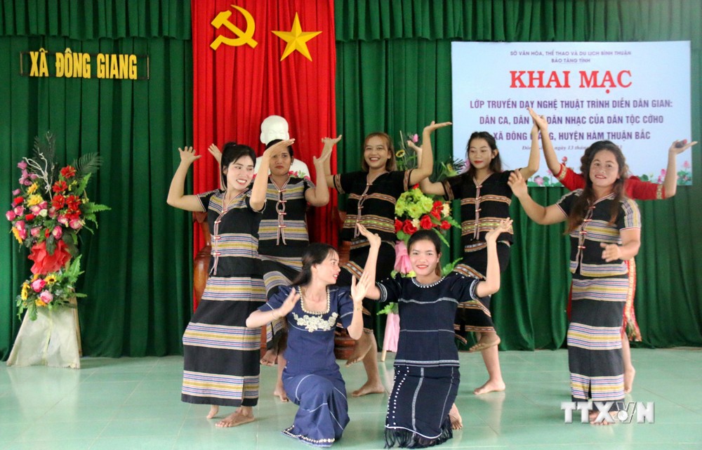 Điệu múa dân vũ đặc trưng của dân tộc K’ho. Ảnh: Nguyễn Thanh - TTXVN