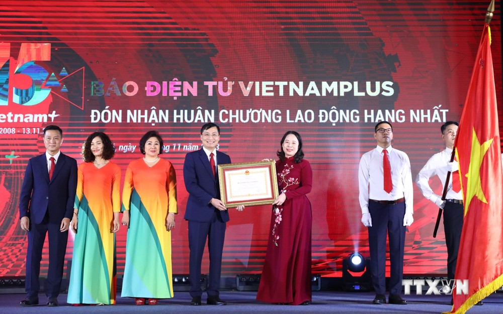 Phó Chủ tịch nước Võ Thị Ánh Xuân trao Huân chương Lao động hạng Nhất cho Báo Điện tử VietnamPlus. Ảnh: Minh Đức – TTXVN