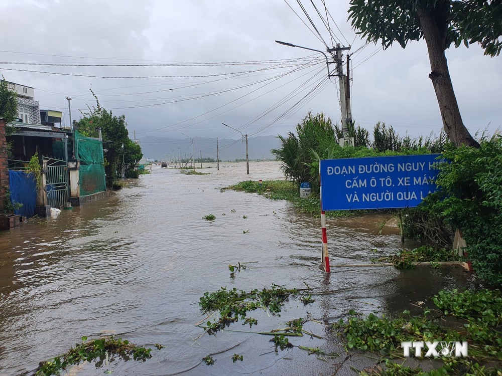 Mưa lớn gây chia cắt ở xã Phước Thắng, huyện Tuy Phước. Ảnh: Sỹ Thắng/TTXVN