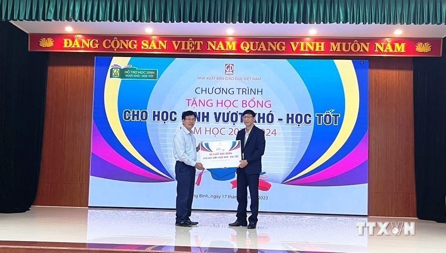Trao học bổng cho học sinh vượt khó - học tốt của tỉnh Quảng Bình