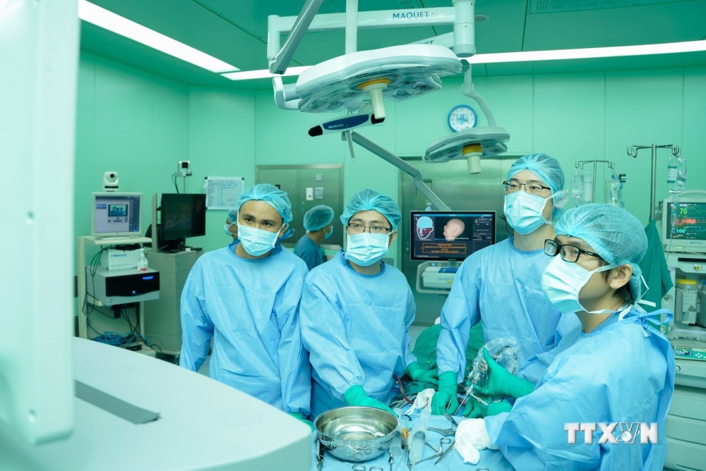 Các bác sĩ Bệnh viện Đại học Y dược Thành phố Hồ Chí Minh kết hợp nội soi và vi phẫu phẫu thuật cho bệnh nhân u sàn sọ phức tạp. Ảnh: TTXVN phát