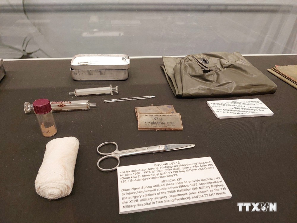 Bộ dụng cụ y tế, kỷ vật thời kháng chiến của bà Đoàn Ngọc Sương, cứu chữa thương, bệnh binh những năm 1966 - 1975. Ảnh: Thu Hương - TTXVN